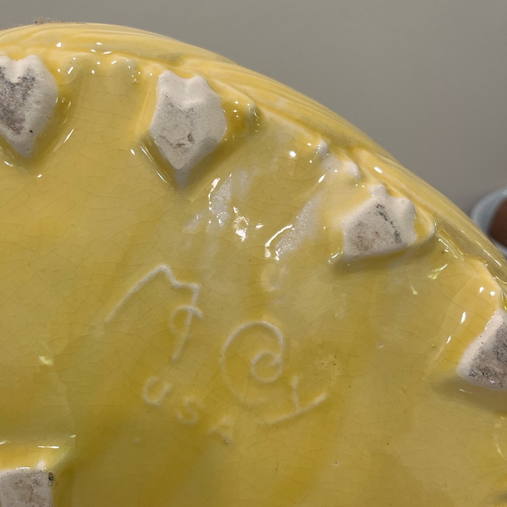 Vintage McCoy Yellow Pottery Bowl | Leaf & Swirl Design | Mid-Century Modern MCM - Picture 4 of 8